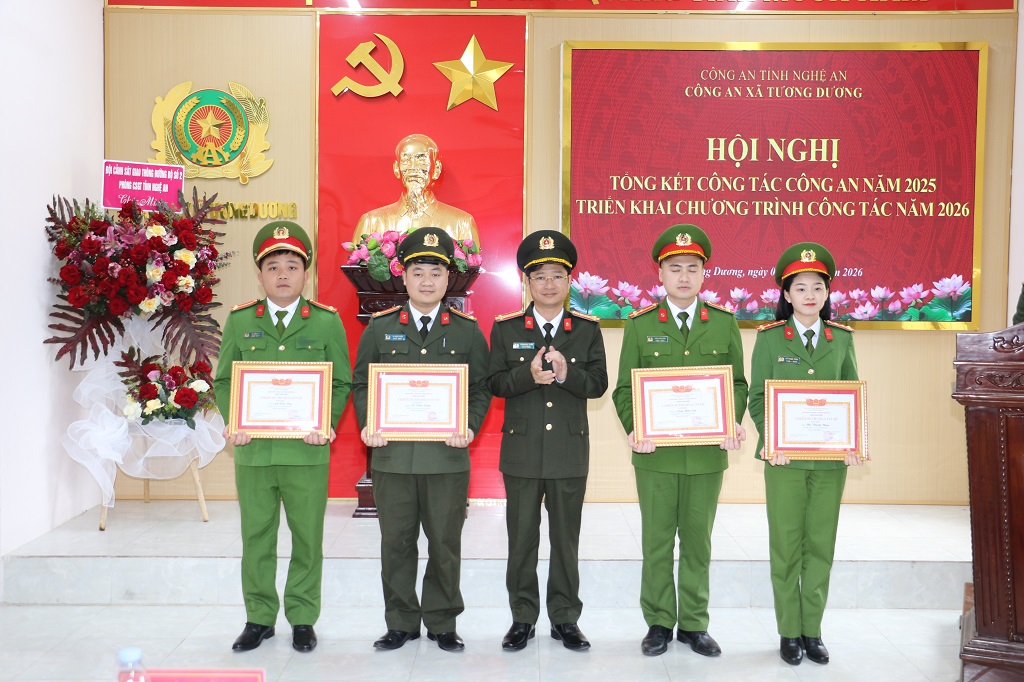 Trao danh hiệu chiến sĩ thi đua cơ sở tặng cá nhân