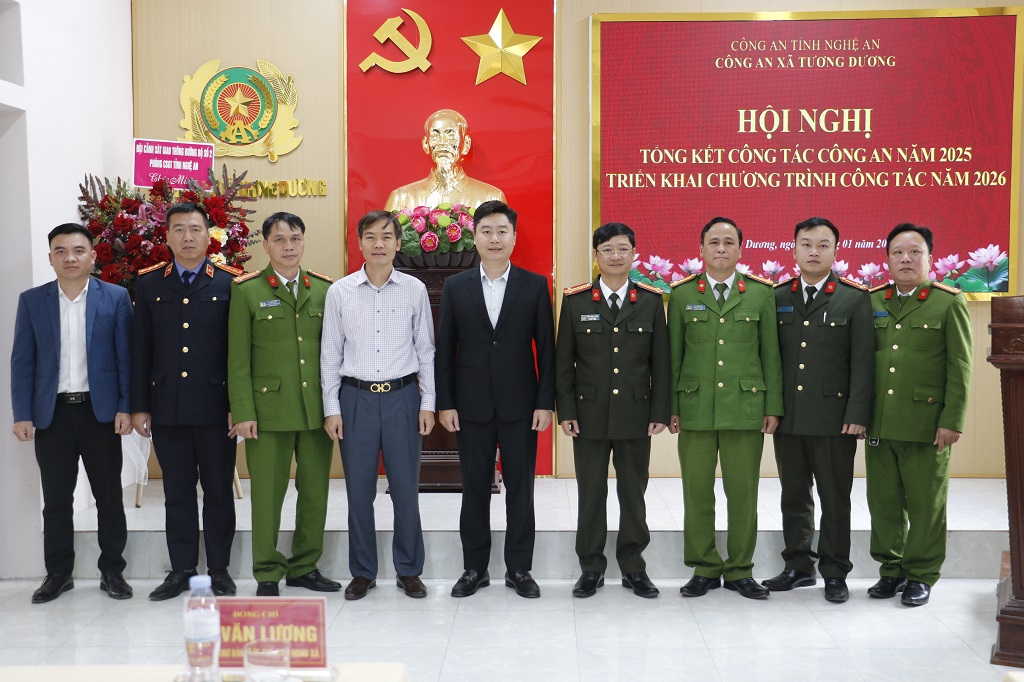 Đại biểu chụp ảnh lưu niệm