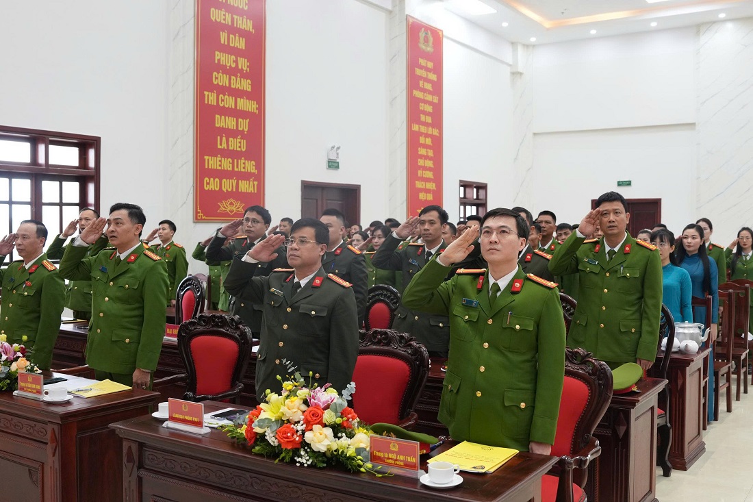 Đại biểu thực hiện nghi thức chào cờ