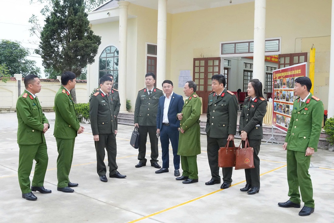 Đồng chí Đại tá Trần Hồng Quang, Phó Bí thư Đảng ủy, Phó Giám đốc Công an tỉnh dự và chỉ đạo Hội nghị triển khai chương trình công tác năm 2026 tại Công an xã Kim Liên