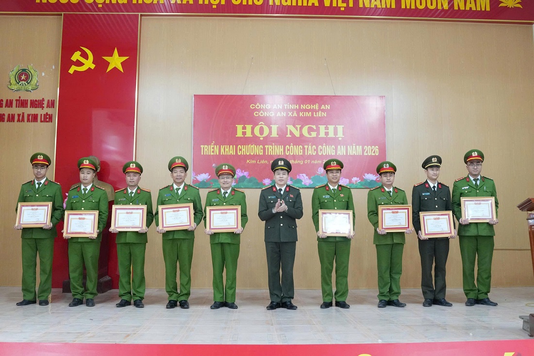 Đồng chí Đại tá Trần Hồng Quang, Phó Bí thư Đảng ủy, Phó Giám đốc Công an tỉnh trao thưởng tập thể, cá nhân có thành tích xuất sắc