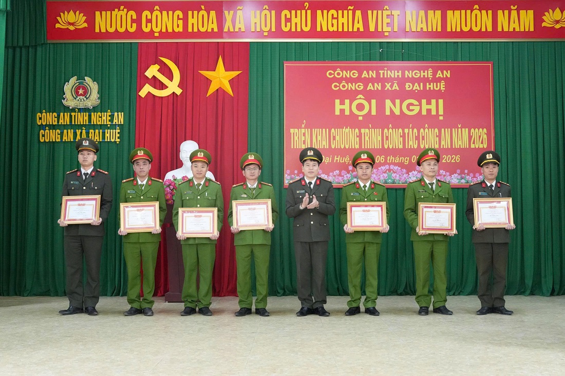 Đồng chí Đại tá Trần Hồng Quang, Phó Bí thư Đảng ủy, Phó Giám đốc Công an tỉnh trao thưởng cá nhân có thành tích xuất sắc