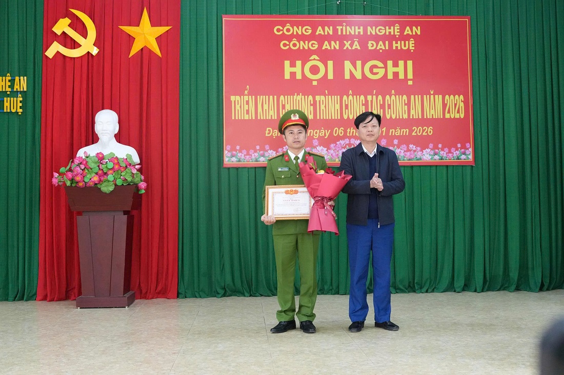 Đại diện Lãnh đạo UBND xã trao thưởng tập thể Công an xã có thành tích xuất sắc