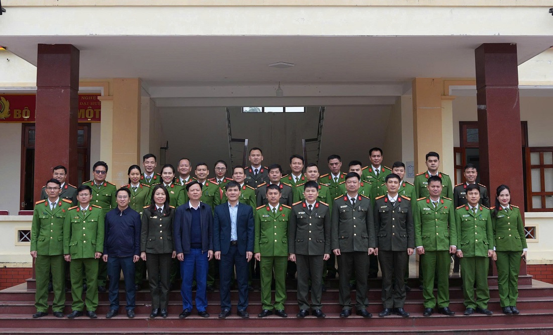 Đại biểu chụp ảnh lưu niệm