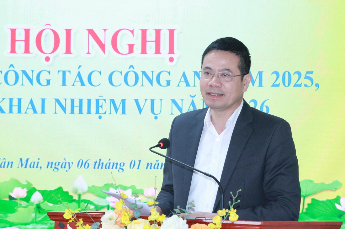 Đồng chí Đàm Hữu Hồng, Bí thư Đảng ủy phường Tân Mai phát biểu 