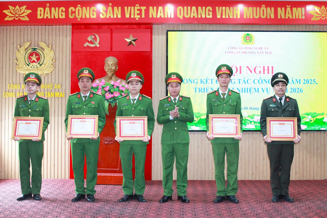 Đồng chí Đại tá Nguyễn Duy Thanh, Ủy viên Ban Thường vụ Đảng ủy, Phó Giám đốc Công an tỉnh trao danh hiệu “Chiến sĩ thi đua cơ sở” tặng cá nhân