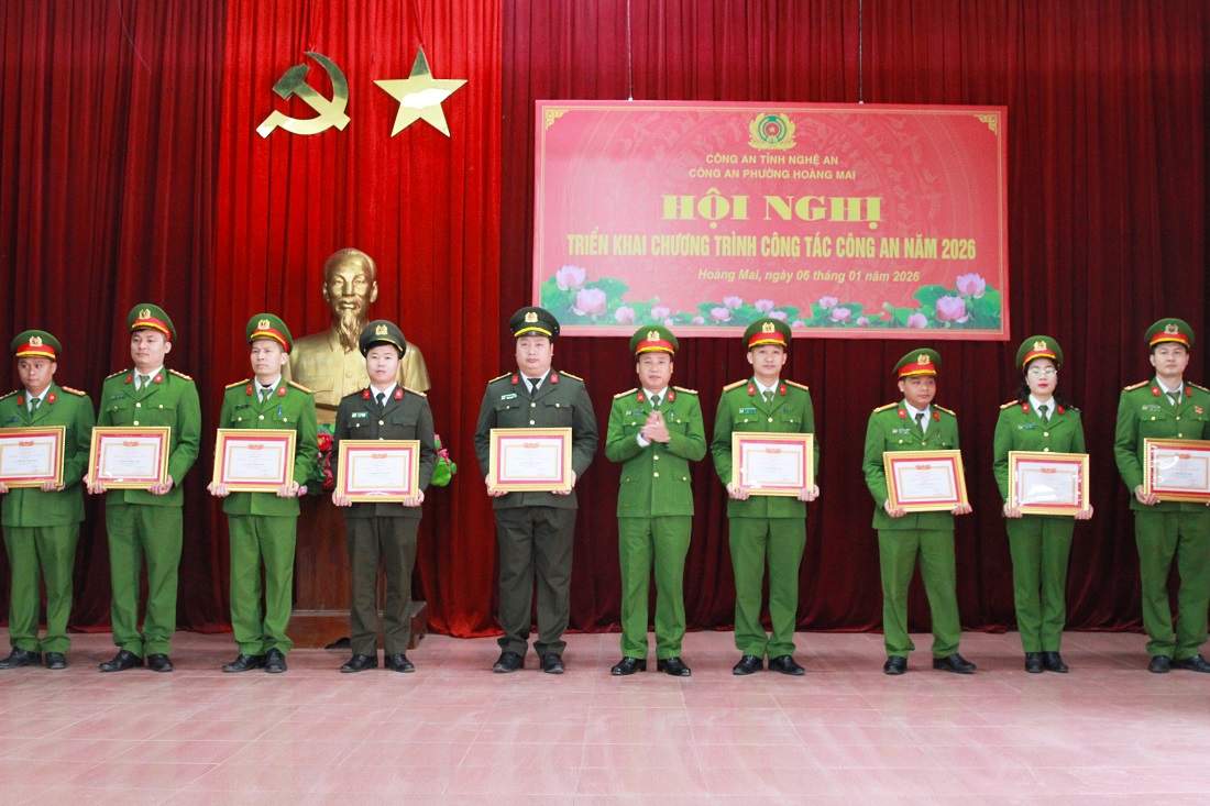 Đồng chí Đại tá Nguyễn Duy Thanh, Ủy viên Ban Thường vụ Đảng ủy, Phó Giám đốc Công an tỉnh trao danh hiệu “Chiến sỹ thi đua cơ sở” tặng cá nhân