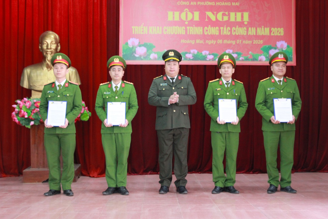 Công an phường khen thưởng cá nhân có thành tích xuất sắc
