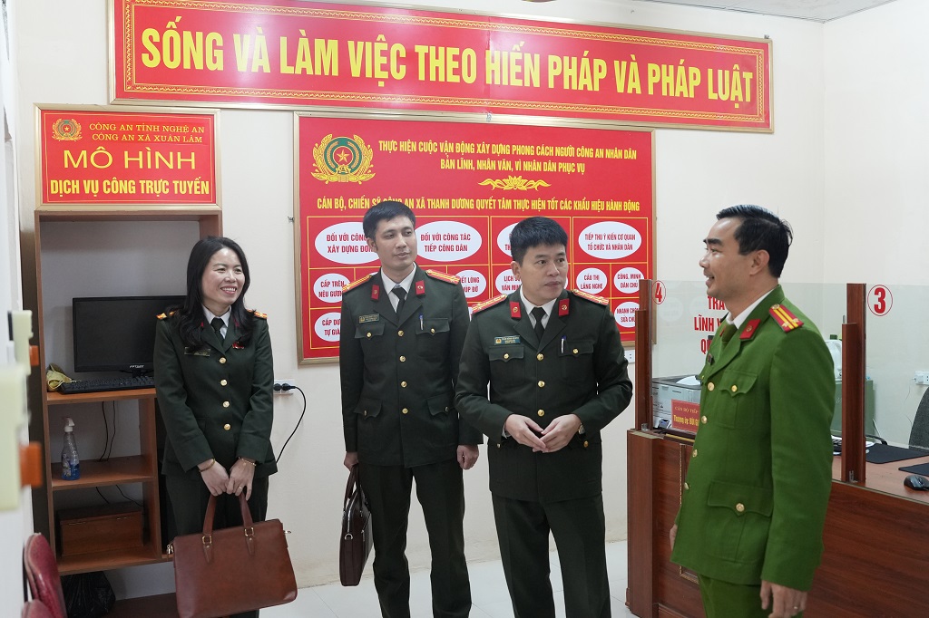 Đồng chí Đại tá Trần Hồng Quang, Phó Bí thư Đảng ủy, Phó Giám đốc Công an tỉnh tham quan Bộ phận một cửa Công an xã Xuân Lâm