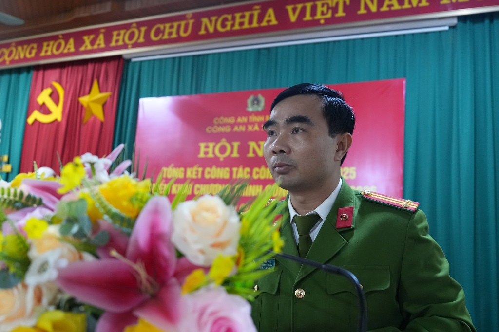Đồng chí Trung tá Trần Văn Phú, Trưởng Công an xã Xuân Lâm phát biểu tại Hội nghị