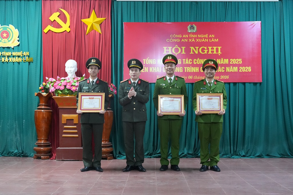 Đồng chí Đại tá Trần Hồng Quang, Phó Bí thư Đảng ủy, Phó Giám đốc Công an tỉnh trao thưởng cá nhân có thành tích xuất sắc