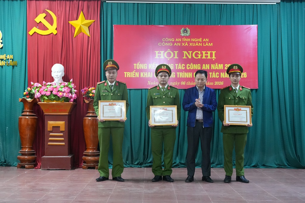 Đồng chí Nguyễn Cao Thanh, Phó Bí thư Đảng ủy, Chủ tịch UBND xã trao thưởng cá nhân có thành tích xuất sắc