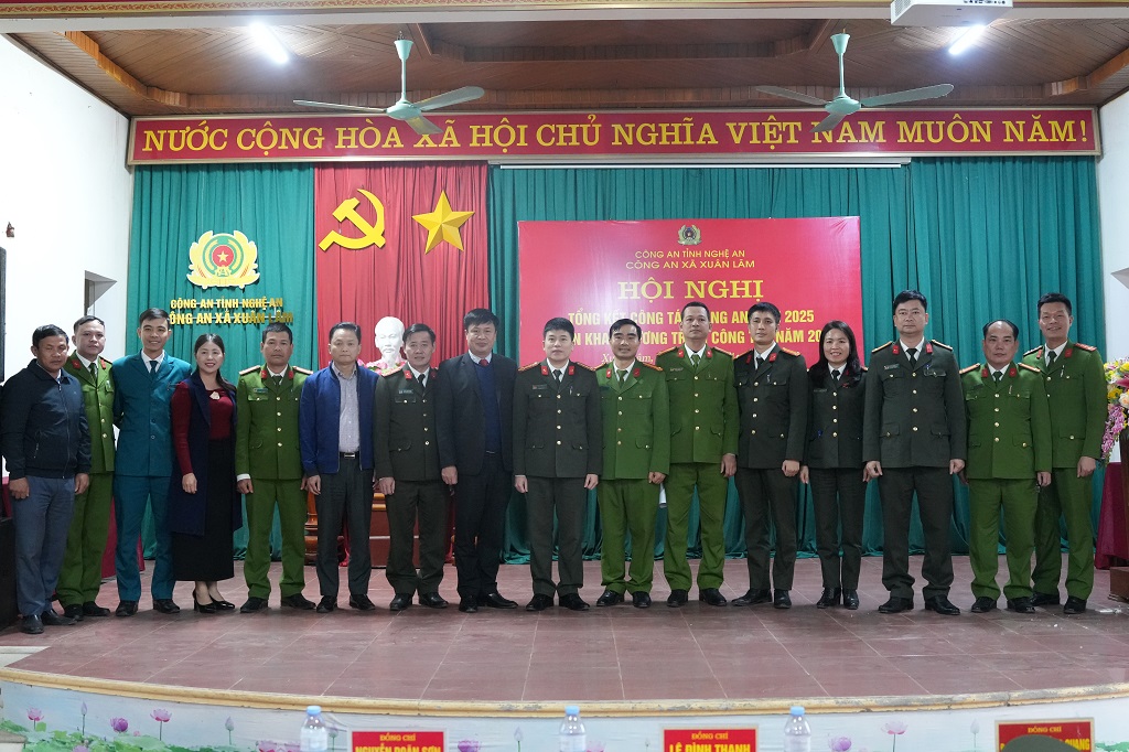 Đại biểu chụp lưu niệm 