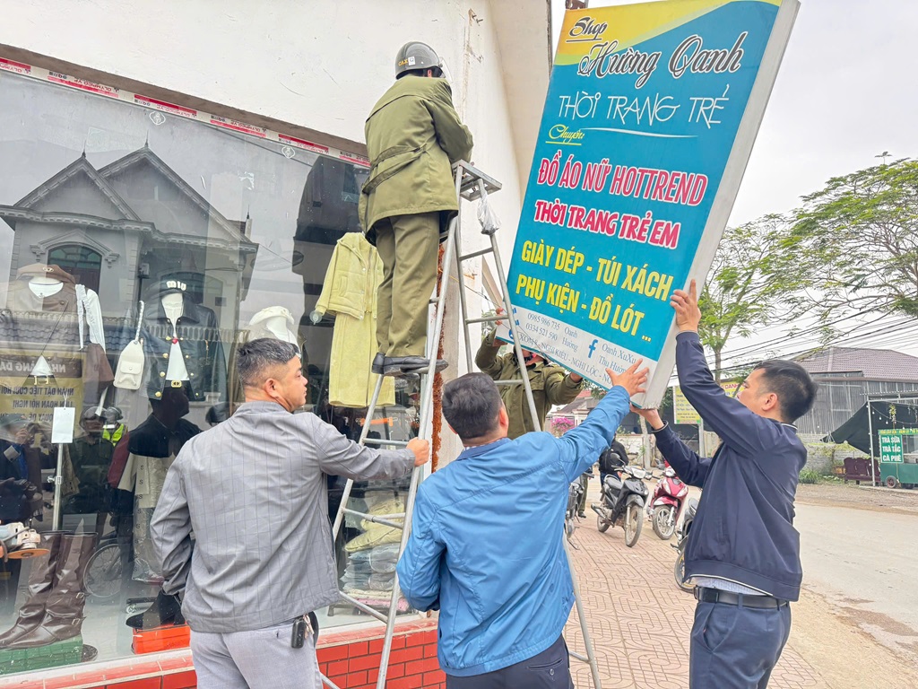 Công an xã Văn Kiều tuyên truyền, tháo dỡ biển quảng cáo lấn chiếm hành lang an toàn giao thông đường bộ