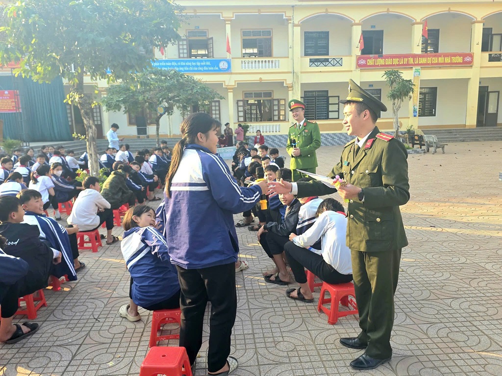 Công an xã Nghĩa Đồng tuyên truyền pháp luật cho học sinh