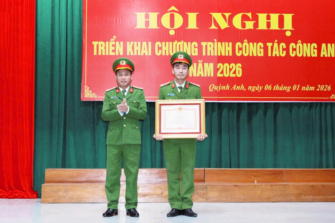 Đồng chí Đại tá Nguyễn Duy Thanh, Ủy viên Ban Thường vụ Đảng ủy, Phó Giám đốc Công an tỉnh trao Bằng khen của Thủ tướng Chính phủ tặng cá nhân