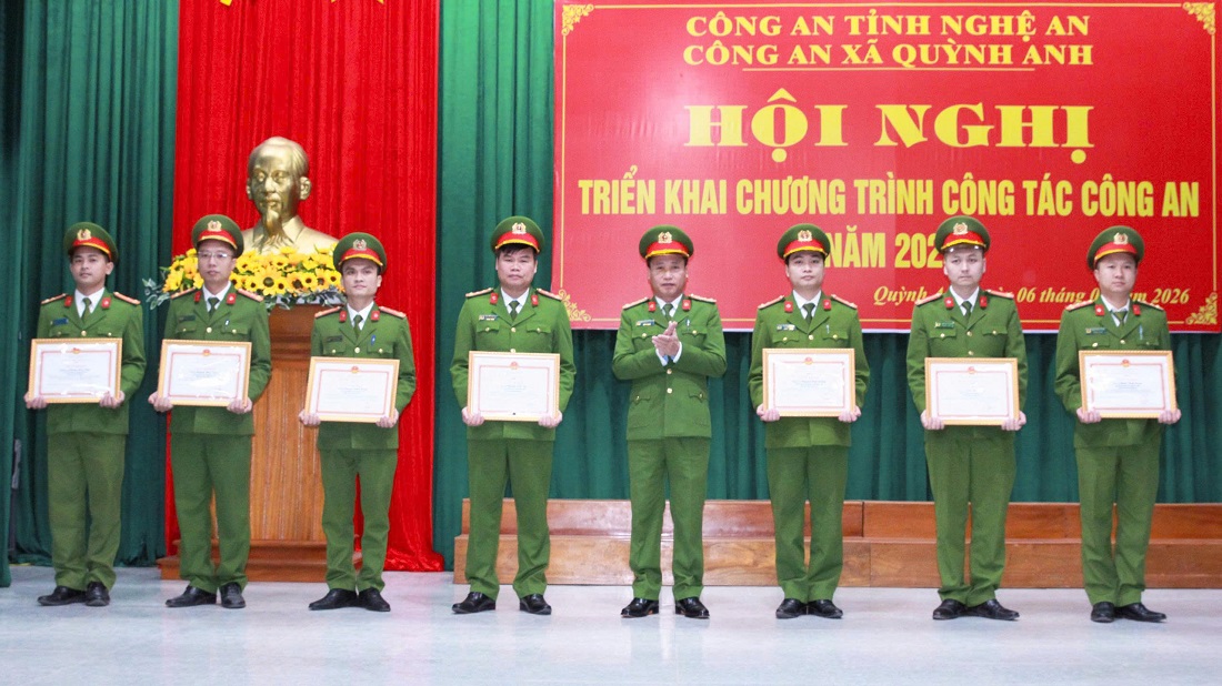 Đồng chí Đại tá Nguyễn Duy Thanh, Ủy viên Ban Thường vụ Đảng ủy, Phó Giám đốc Công an tỉnh trao Giấy khen của Giám đốc Công an tỉnh tặng cá nhân có thành tích xuất sắc
