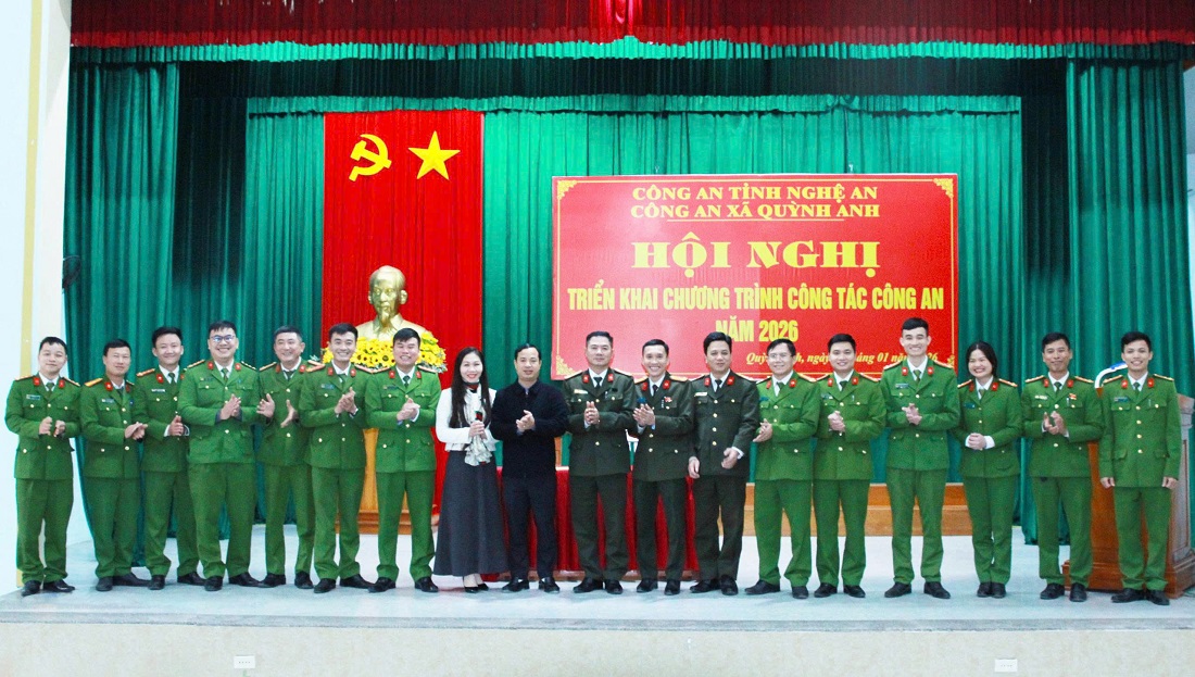 Đại biểu chụp ảnh lưu niệm