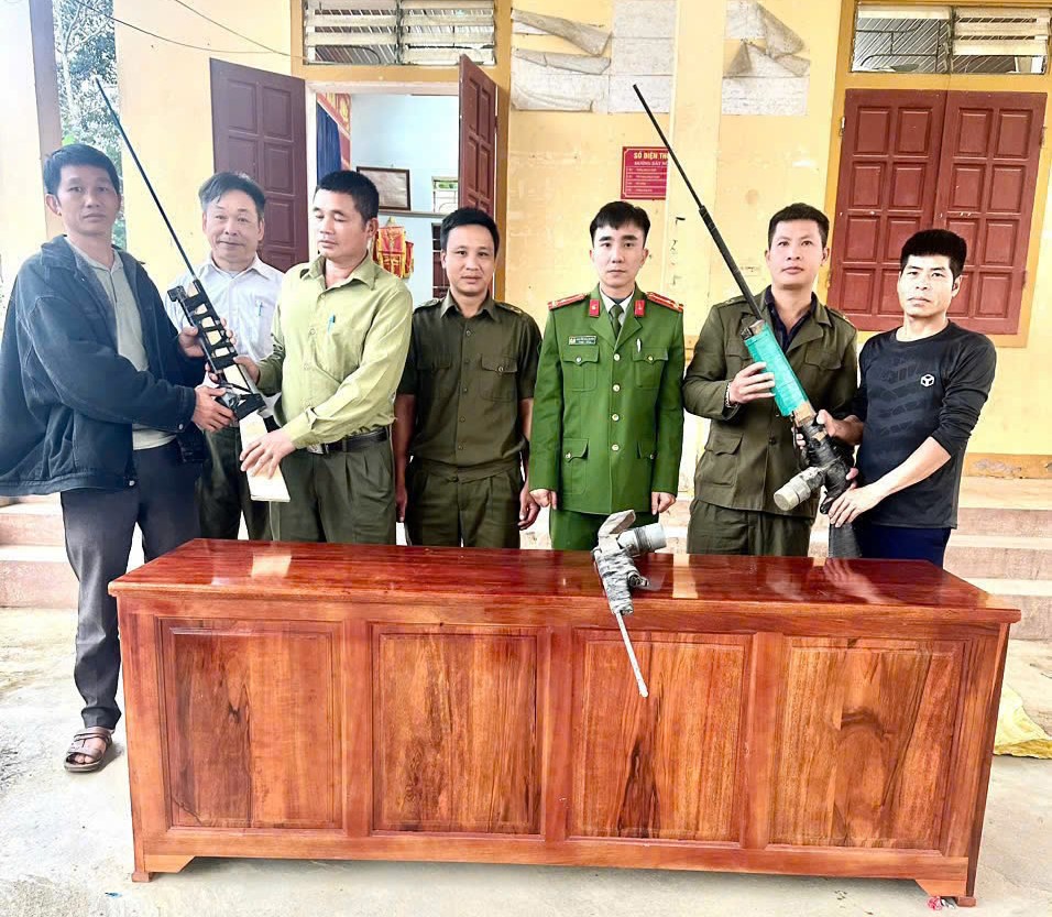 Bà con nhân dân tự nguyện giao nộp 02 súng tự chế