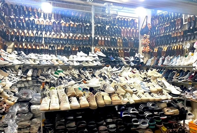 Tại nhiều khu chợ truyền thống, rất nhiều loại hàng hoá có dấu hiệu nhái nhãn hiệu, thương hiệu