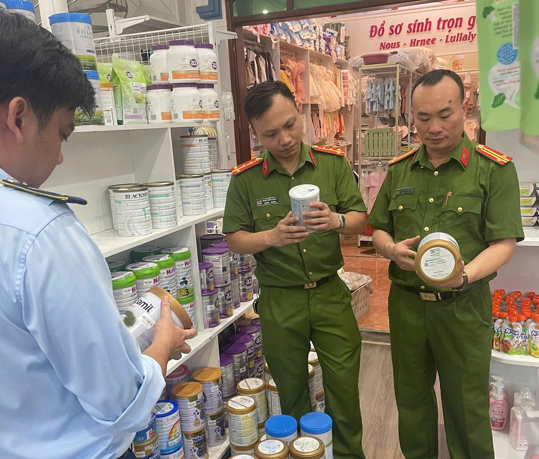 Lực lượng Công an tăng cường kiểm tra hàng hóa dịp cận Tết