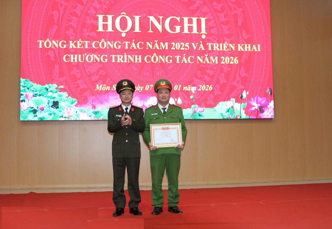 Đồng chí Đại tá Trần Ngọc Tuấn, Ủy viên Ban Thường vụ Đảng ủy, Phó Giám đốc Công an tỉnh trao danh hiệu “Đơn vị tiên tiến” tặng Công an xã Môn Sơn