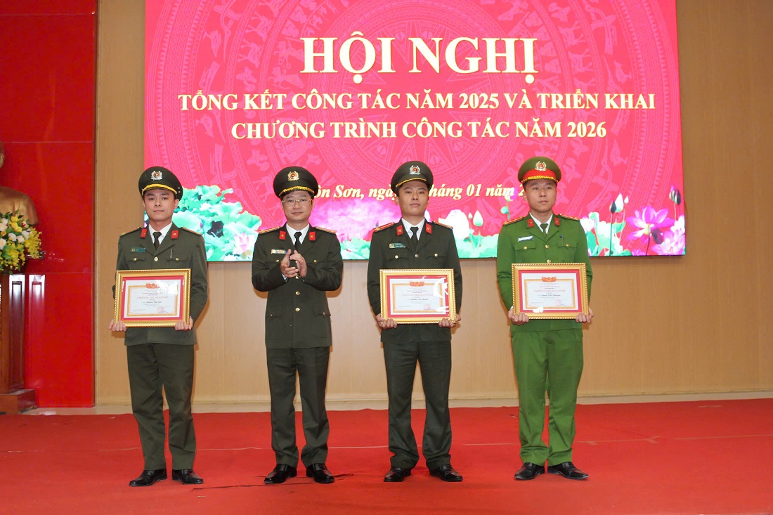 Đồng chí Đại tá Trần Ngọc Tuấn, Ủy viên Ban Thường vụ Đảng ủy, Phó Giám đốc Công an tỉnh trao danh hiệu “Đơn vị tiên tiến” tặng Công an xã Môn Sơn