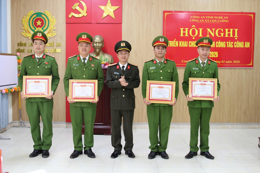 Đồng chí Đại tá Trần Ngọc Tuấn, Ủy viên Ban Thường vụ Đảng ủy, Phó Giám đốc Công an tỉnh trao danh hiệu “Chiến sĩ thi đua cơ sở” tặng cá nhân