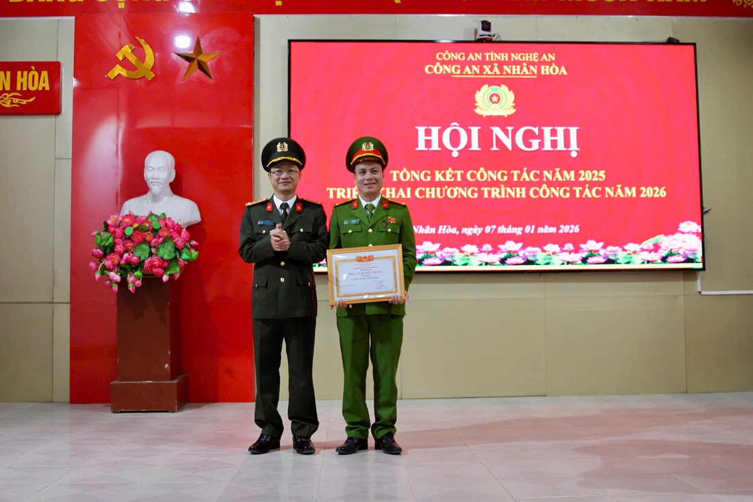 Đồng chí Đại tá Trần Ngọc Tuấn,Phó Giám đốc Công an tỉnh trao danh hiệu “Đơn vị quyết thắng”