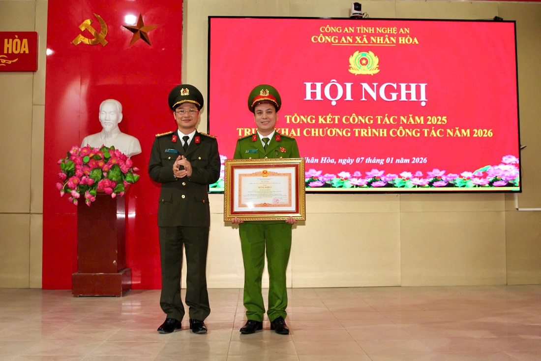 Đồng chí Đại tá Trần Ngọc Tuấn,Phó Giám đốc Công an tỉnh trao bằng khen và giấy khen cho các cá nhân có thành tích xuất sắc