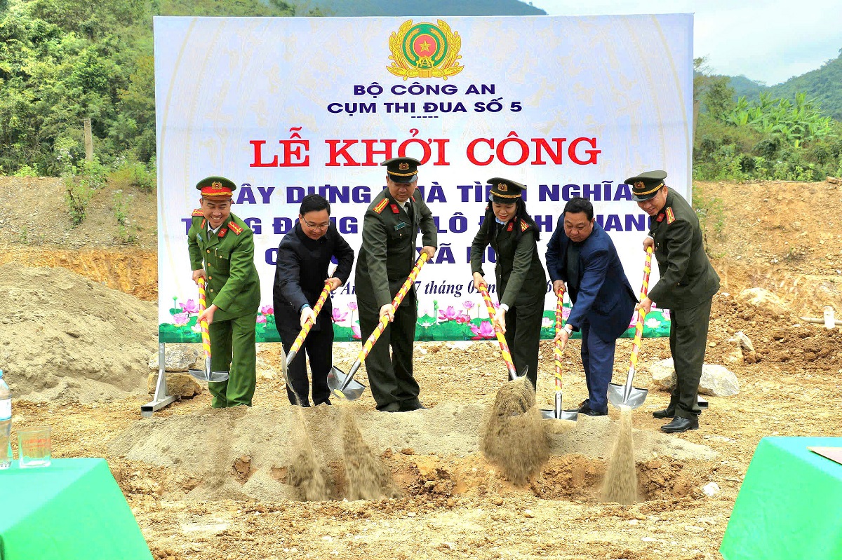 Đại biểu thực hiện nghi thức động thổ xây dựng nhà tặng Đại úy Lô Đình Quang