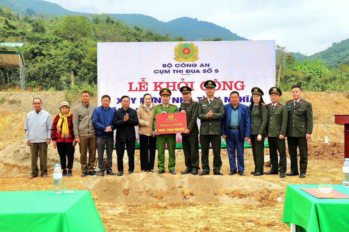 Công an tỉnh Nghệ An - đại diện Cụm thi đua số 5 Bộ Công an trao biển tượng trưng nhà tình nghĩa tặng Đại úy Lô Đình Quang