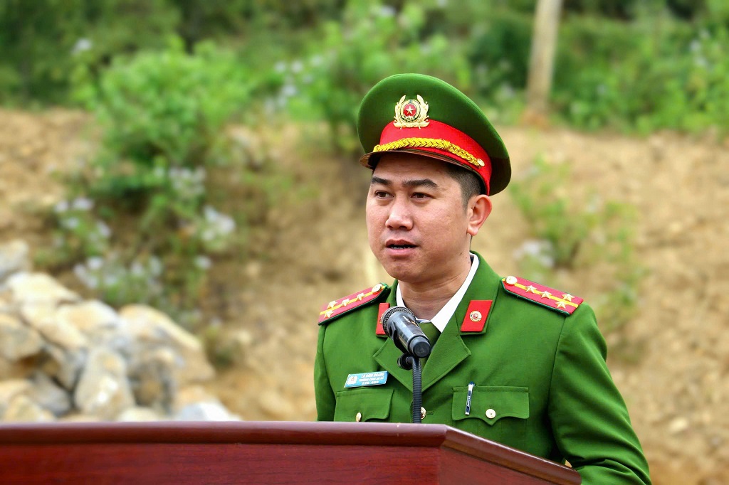 Đồng chí Đại úy Lô Đình Quang, Trưởng Công an xã Huồi Tụ trân trọng cảm ơn sự quan tâm, giúp đỡ của Cụm thi đua số 5 Bộ Công an