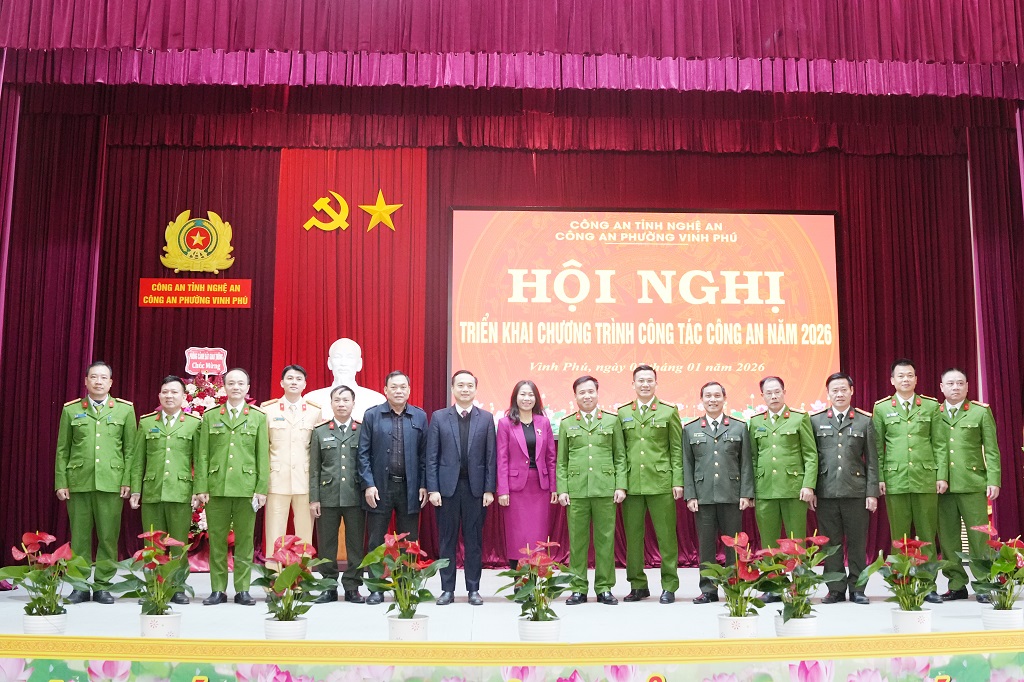 Đại biểu chụp ảnh lưu niệm