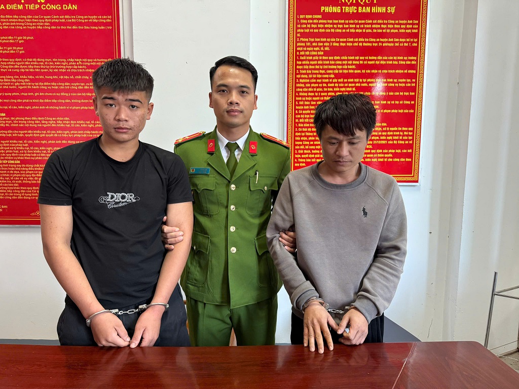 Tổ công tác đưa đối tượng cùng tang vật về trụ sở làm việc