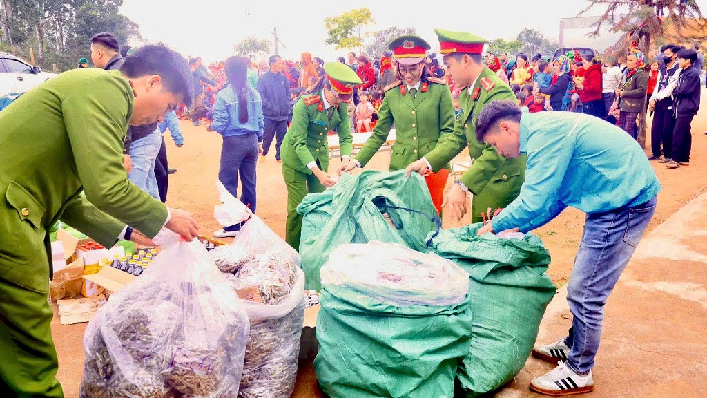 Công an xã chuẩn bị món quà tặng tới người dân