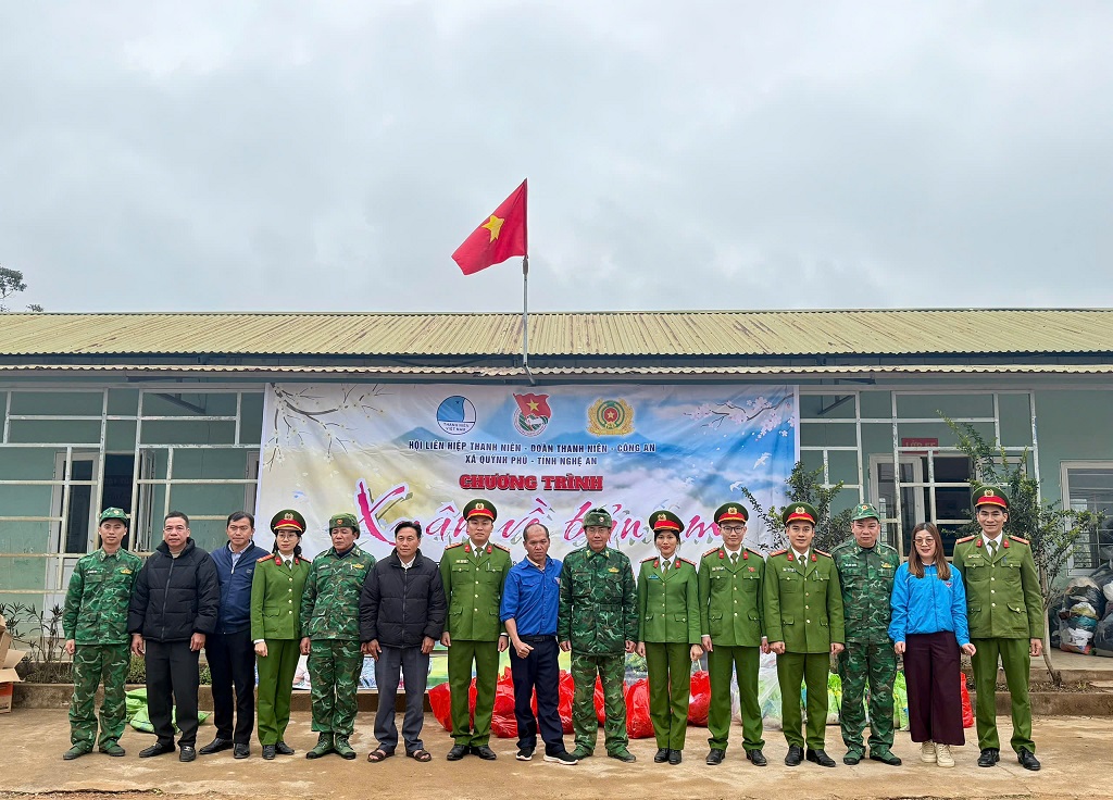 Đoàn thiện nguyện chụp ảnh lưu niệm