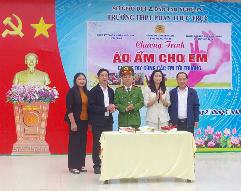 Công an xã trao quà đến nhà trường và học sinh có hoàn cảnh khó khăn