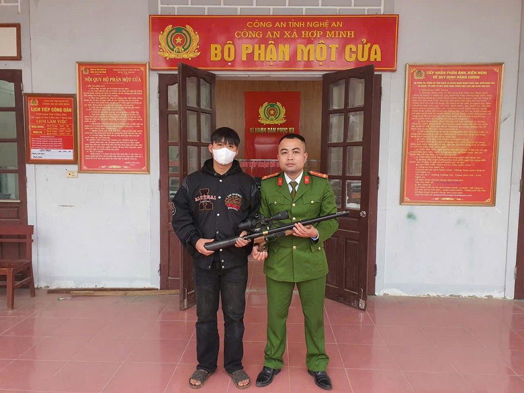 Công an xã Hợp Minh tuyên truyền, vận động Nhân dân giao nộp vũ khí, vật liệu nổ, công cụ hỗ trợ