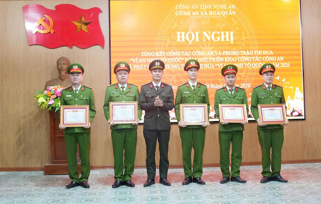 Trao thưởng tập thể, cá nhân có thành tích xuất sắc