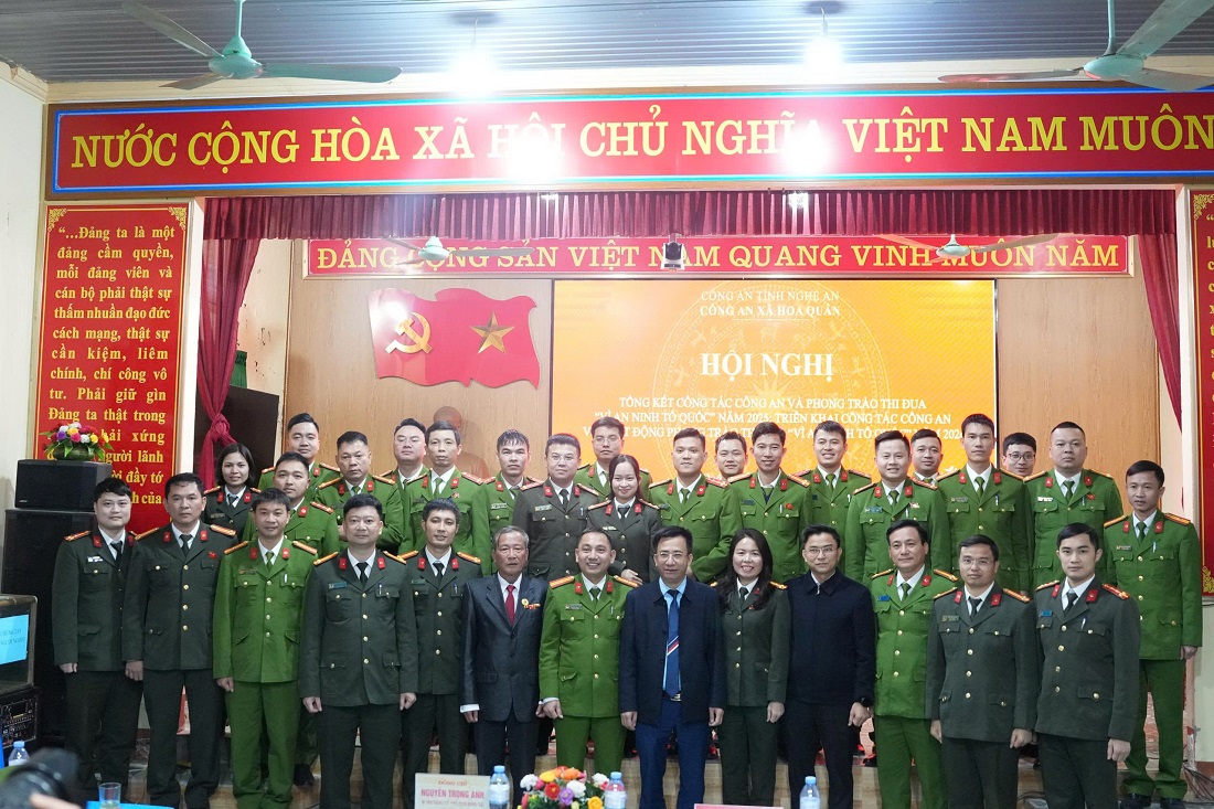 Đại biểu chụp ảnh lưu niệm