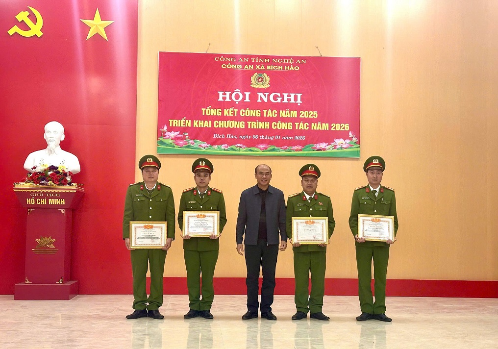 Trao thưởng cá nhân có thành tích xuất sắc