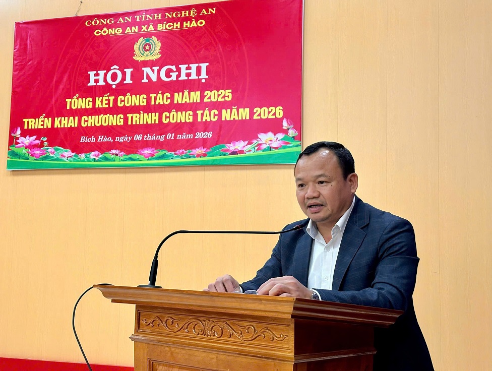 Đồng chí Nguyễn Xuân Khánh - Phó Bí thư Thường trực Đảng ủy xã phát biểu chỉ đạo tại Hội nghị