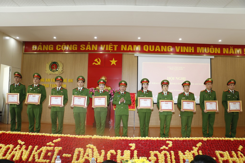 Nhiều tập thể, cá nhân được khen thưởng vì có thành tích xuất sắc trong năm 2025