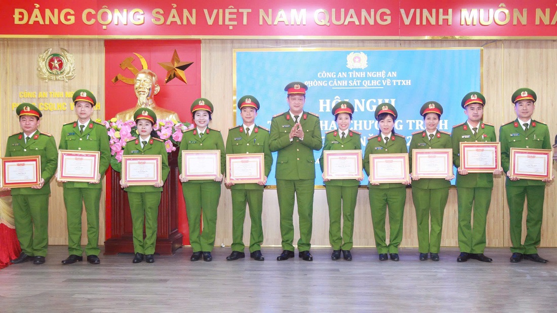 Đồng chí Đại tá Nguyễn Đức Cường - Phó Giám đốc Công an tỉnh trao danh hiệu “Chiến sĩ thi đua” tặng các cá nhân