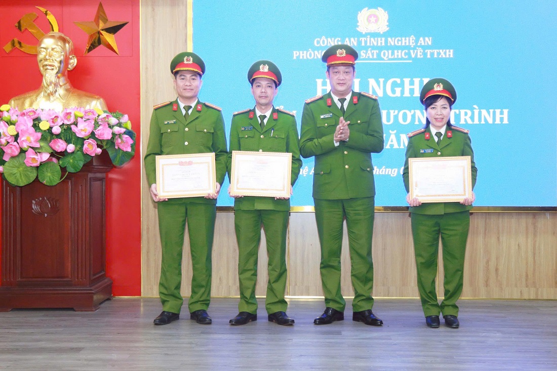 Trao danh hiệu: “Đơn vị quyết thắng” tặng các tập thể đội