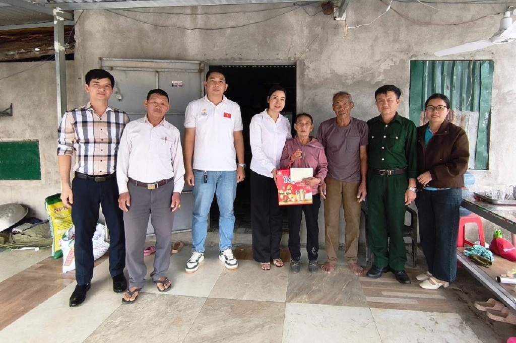 Công an xã trao quà tới gia đình có hoàn cảnh khó khăn