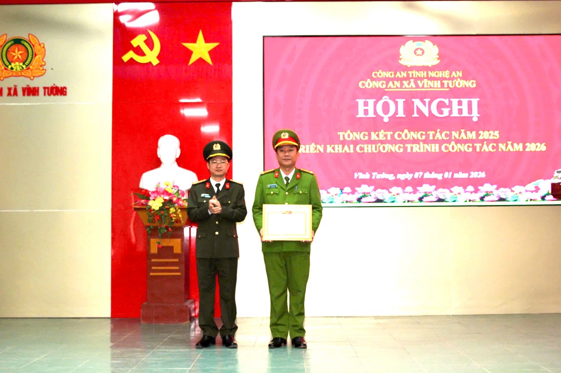 Đồng chí Đại tá Trần Ngọc Tuấn, Phó Giám đốc Công an tỉnh trao danh hiệu “Đơn vị tiên tiến” tặng Công an xã