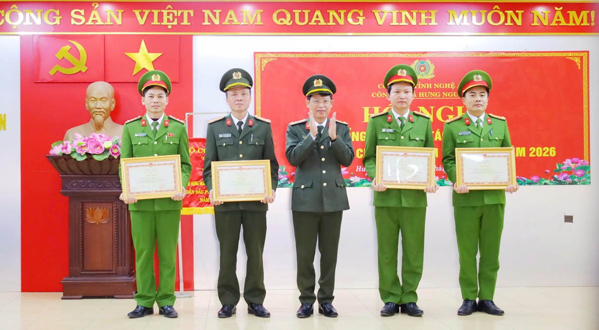 Thừa ủy quyền của Bộ trưởng Bộ Công an, đồng chí Thượng tá Đinh Anh Dũng - Ủy viên Ban Thường vụ Đảng ủy, Trưởng phòng Tổ chức cán bộ Công an tỉnh trao Bằng khen của Bộ trưởng Bộ Công an tặng 04 cá nhân có thành tích xuất sắc trong phong trào thi đua “ Vì an ninh Tổ quốc”