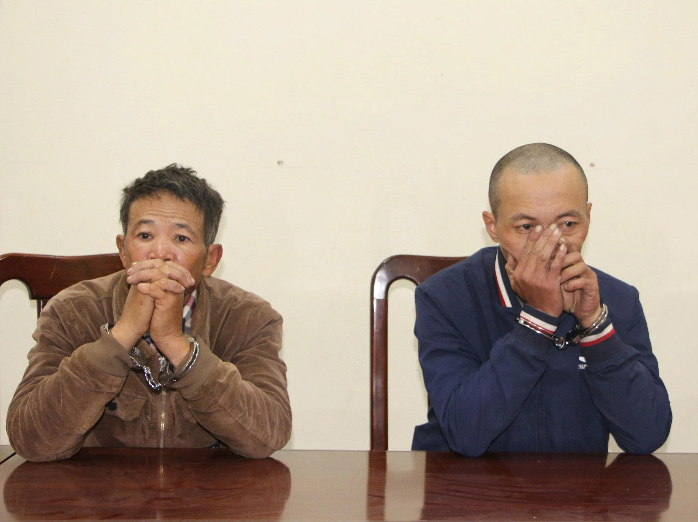 Nguyễn Dũng Sơn và Hoàng Việt Huy tại cơ quan Công an